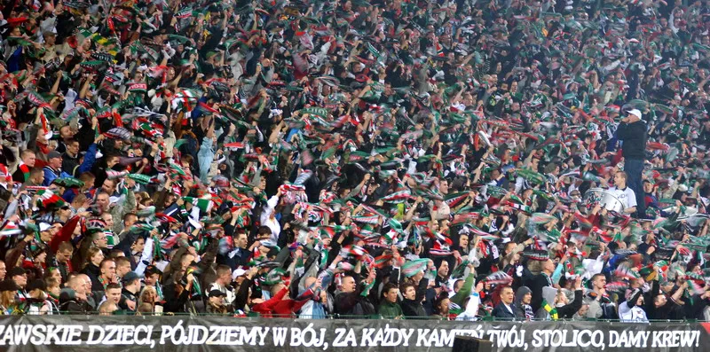 Zdjęcie kibiców Legii Warszawa dopingujących swój klub na stadionie przy Łazienkowskiej 3.