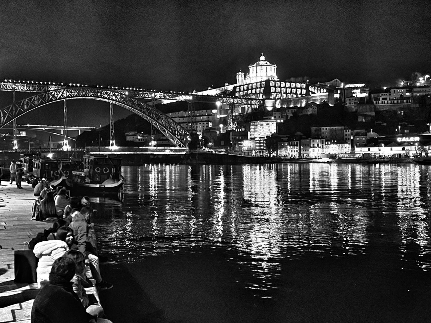 Río Duero en Oporto. En blanco y negro.