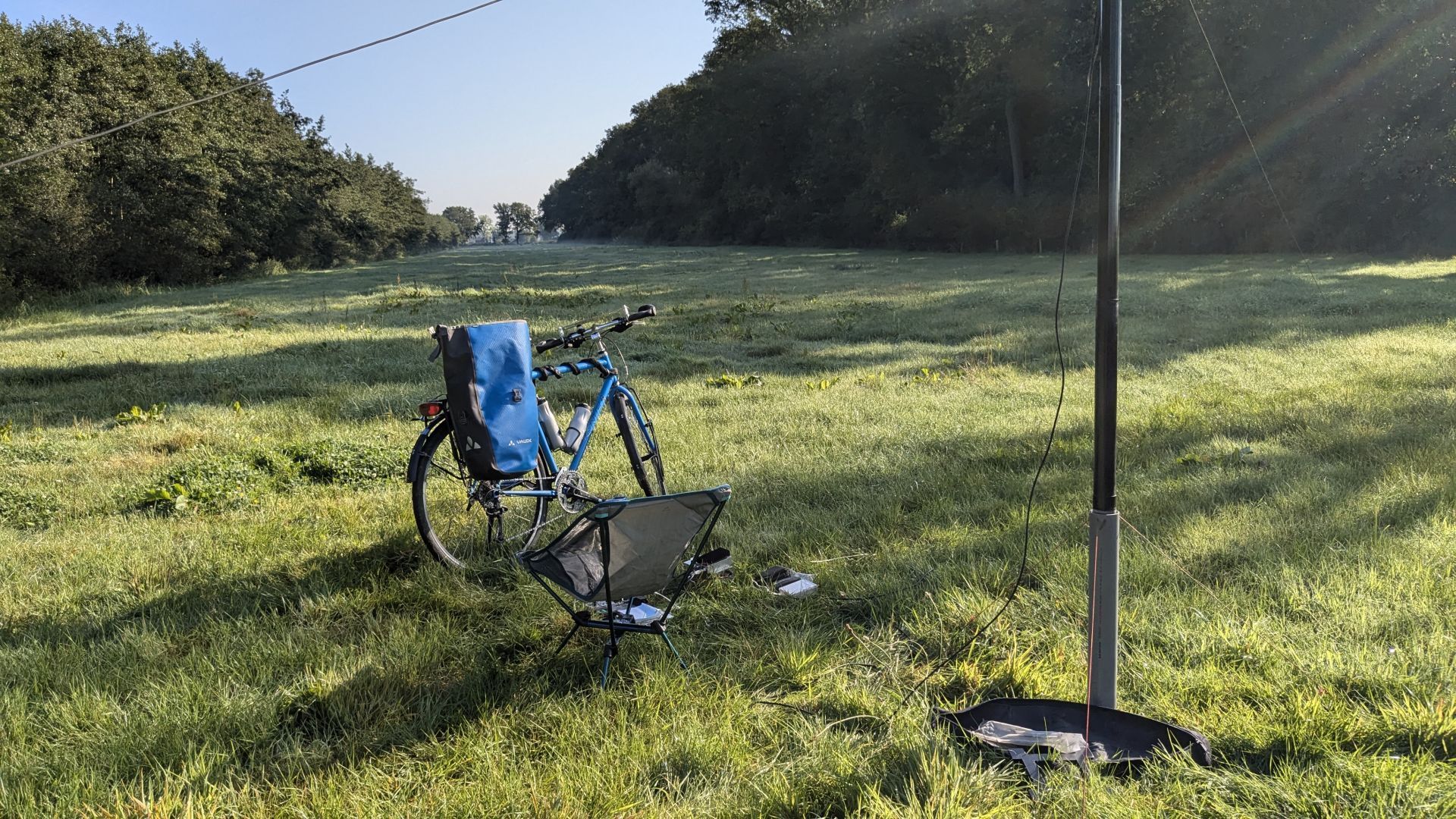 overview of my setup: chair, antenna and bicycle