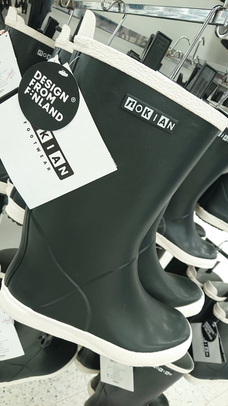Ein Paar schwarze Gummistiefel der Marke Nokian im Verkaufsregal
