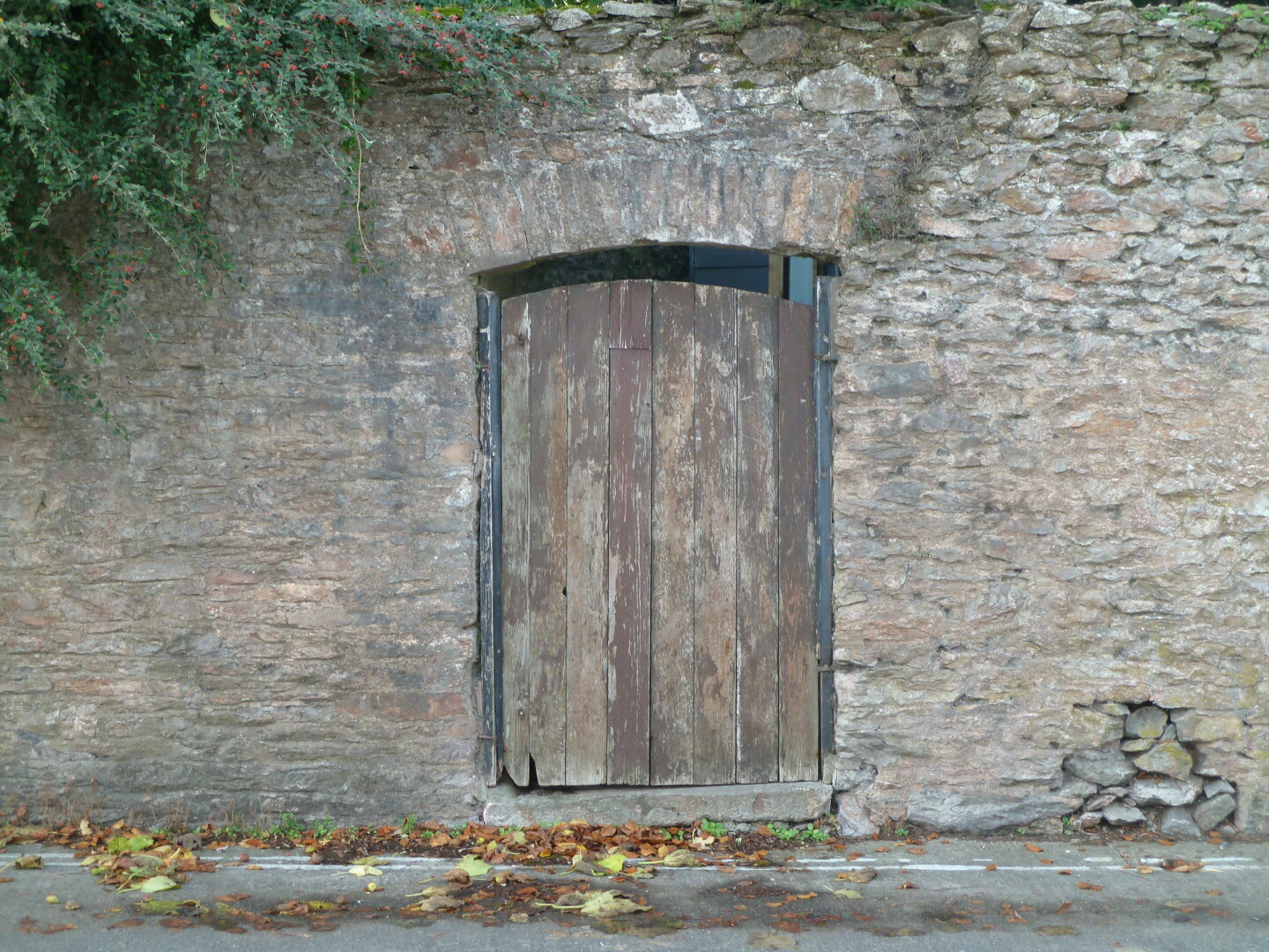 This is part of a wall,   lots of hidden gems around the area, reflect the history.