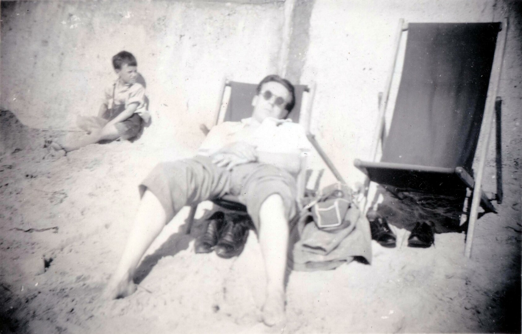 It's a sunny end to September #OnThisDay in 1948 with Jack snoozing on the beach at Hayling Island. …