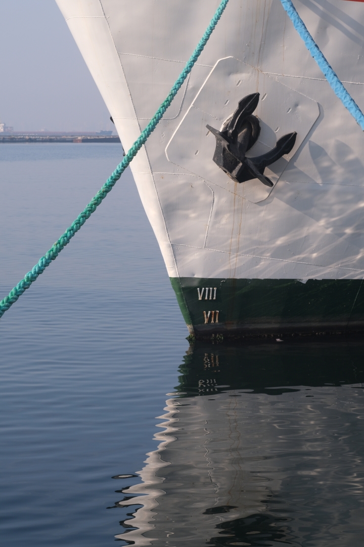 frontal part of a ship with a waterline and anchor and some ropes