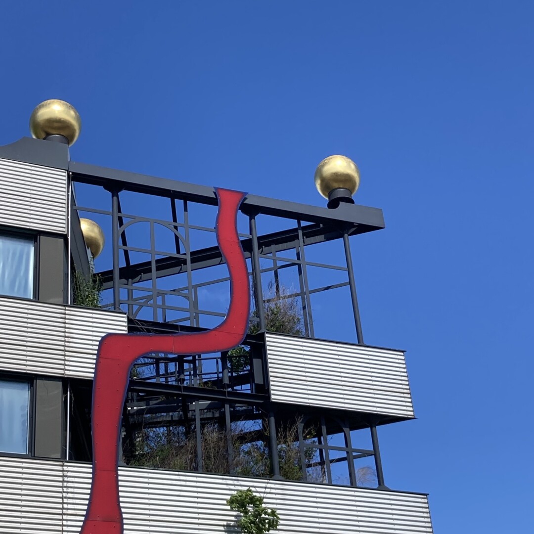 color photo of the Spittelau incinerator in Vienna, decorated by Hundertwasser