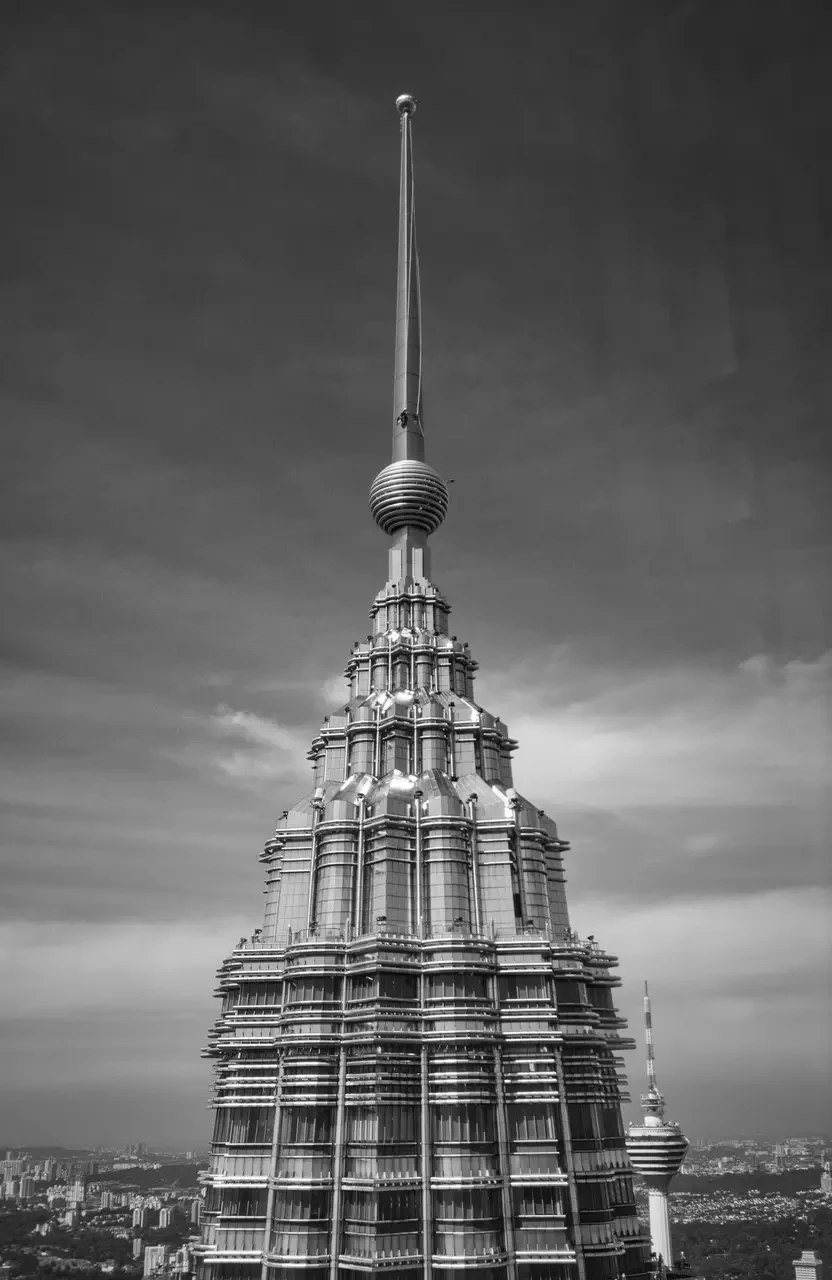 Die Spitze eines Petronas Towers, fotografiert in SW