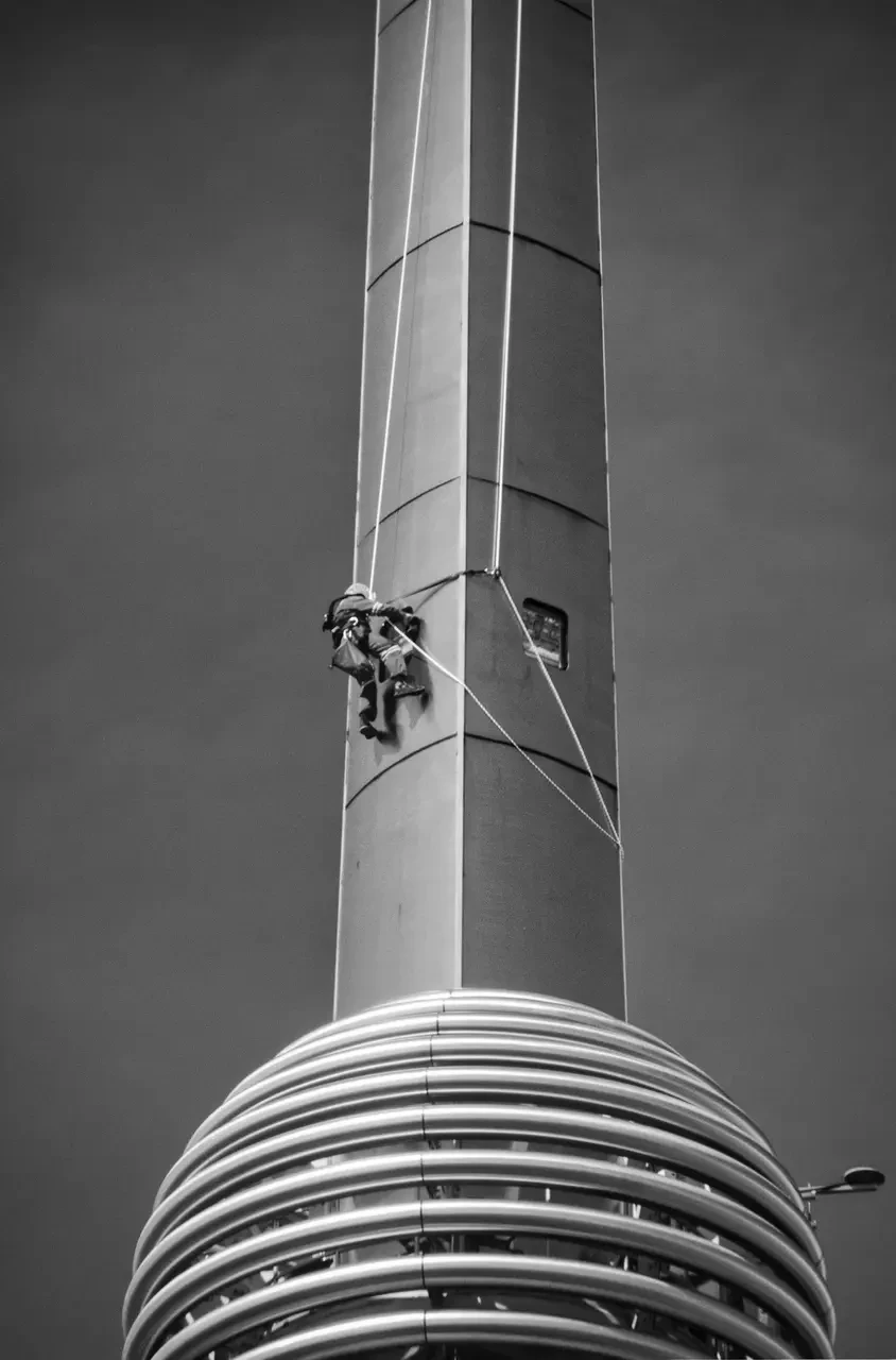 Working over the Top
Ich konnte meinen Augen nicht trauen, als ich den Arbeitet auf der Antennenspitze des PetronasTowers sah. Ein sehr ungewöhnlicher Arbeitsplatz!
#swfotografie #swfoto #fotografie #malaysia #architecture