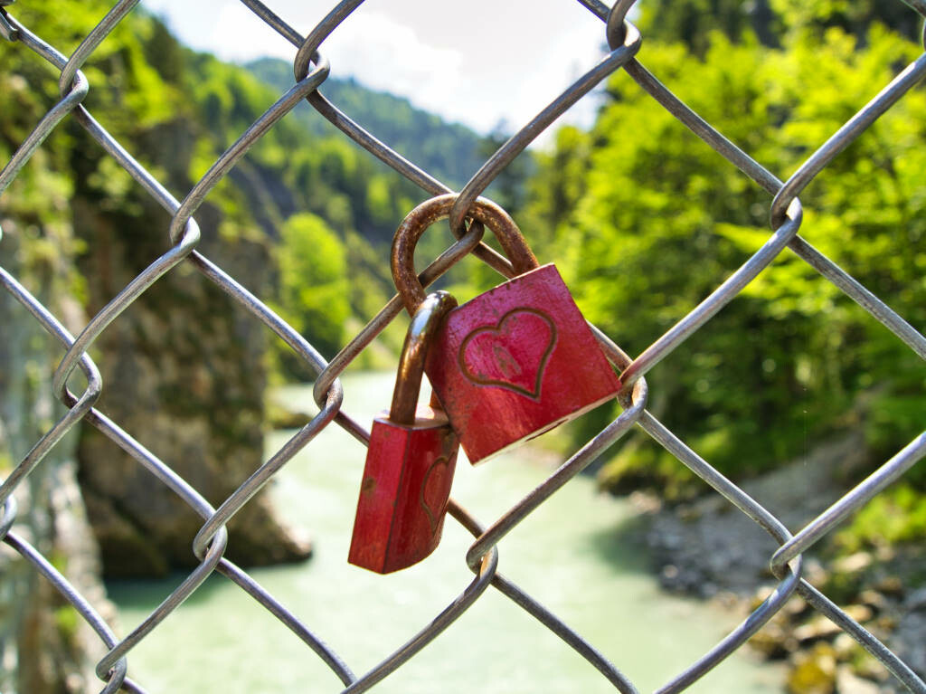 Zwei Herzen
Schlösser zweier sich liebender Menschen, für immer zusammen.
Gesehen: Entenlochklamm Kössen
#fotografie #liebe #herzen #entenlochklamm