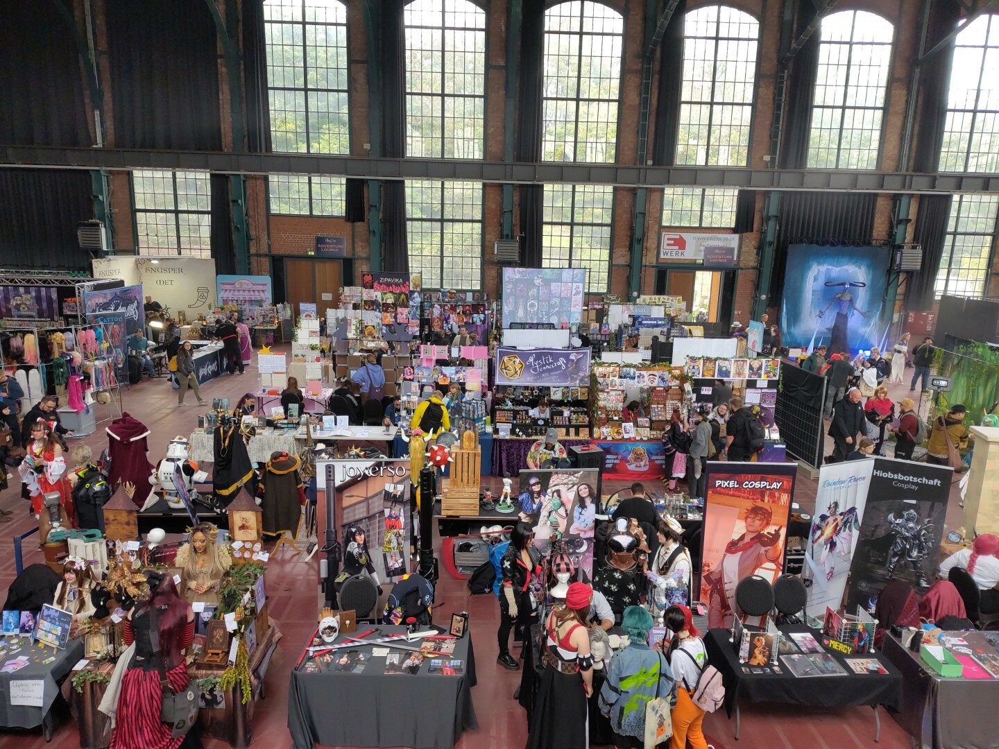 Photo from the upper floor, showing lots of Cosplayer's and artist's booths.