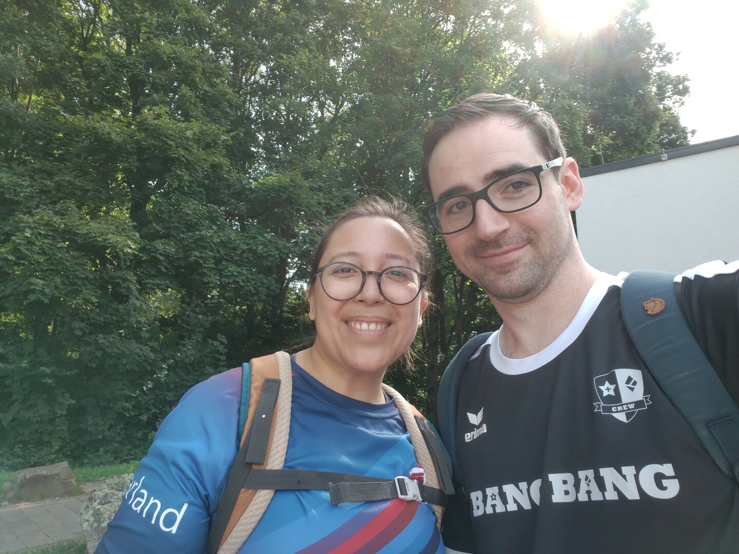 Selfie von @ColourfulDevil@pixelfed.social und mir mit unseren Lauf-Shirts